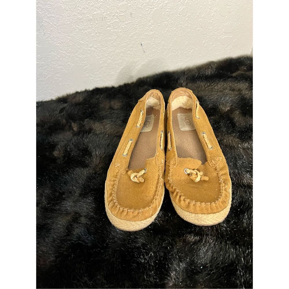 Ugg‎ Chivon Women's 4  Moccasin Slip On Shoes Tan